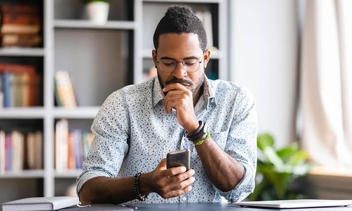 8 Checks Before Signing a UK Mobile Phone Contract